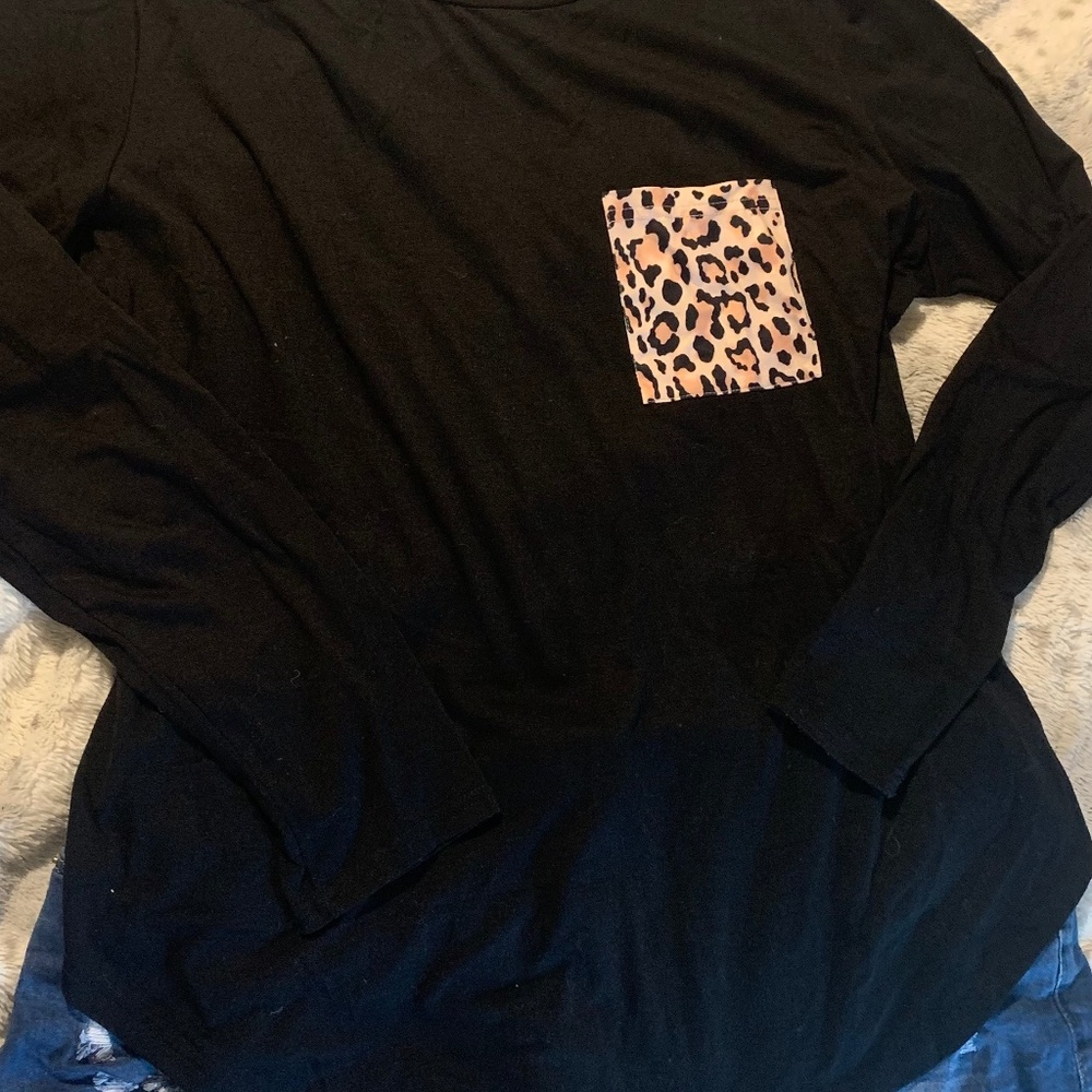 Long sleeve black T-shirt with cheetah print pocket